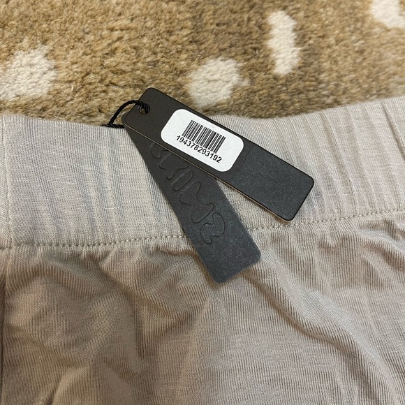 Skims NWT light sage green pajama shorts women’s size XL - Picture 4 of 9